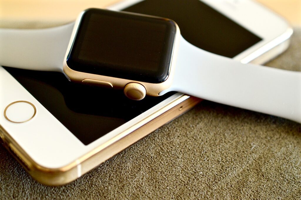 apple watch, iphone, apple-1694985.jpg