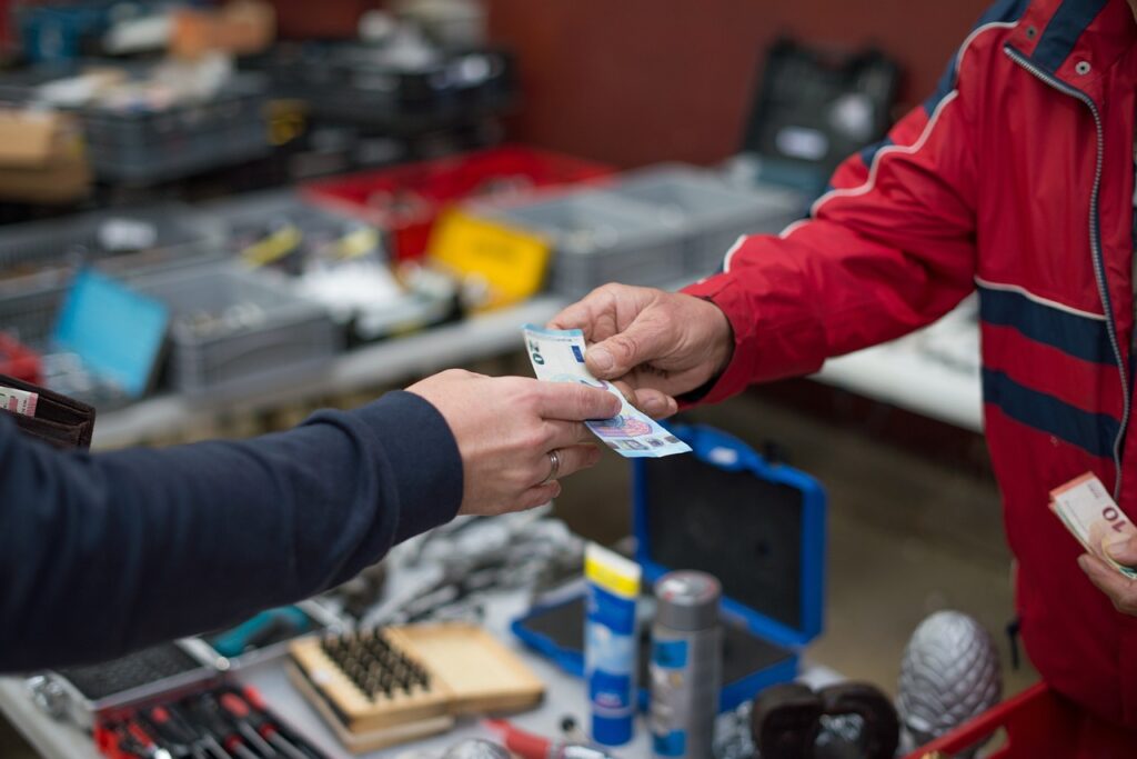 paying, cash, industry-3118720.jpg