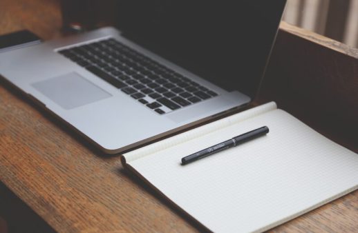 desk, laptop, notebook-593327.jpg